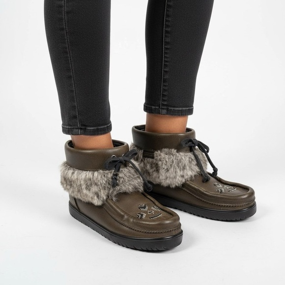 Manitobah Mukluks Shoes - MANITOBAH MUKLUKS BROWN FUR TRIMMED BOOTS SIZE 6 WOMAN